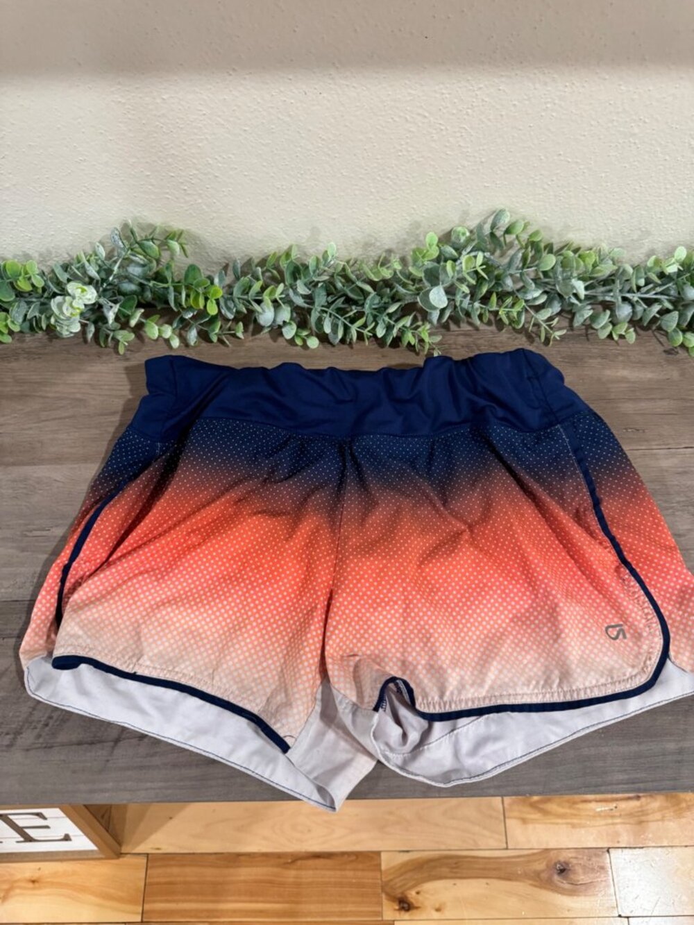 GapFit Women’s Running Shorts Size Small Navy Coral Ombre Lined Zip Pocket